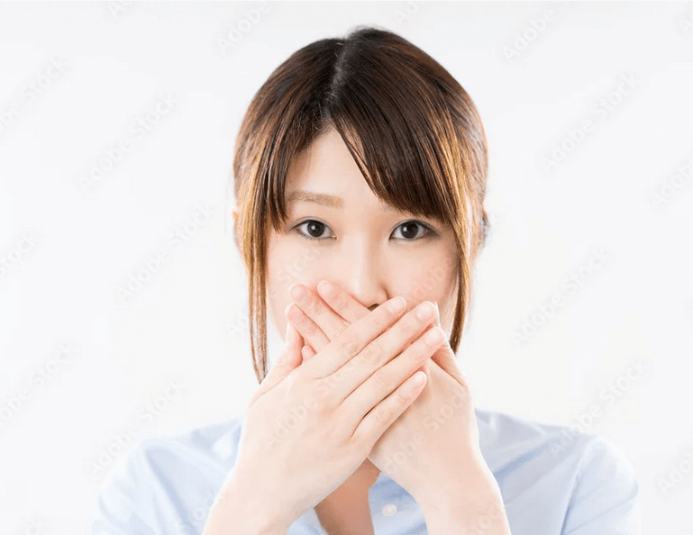 口元を隠す女性