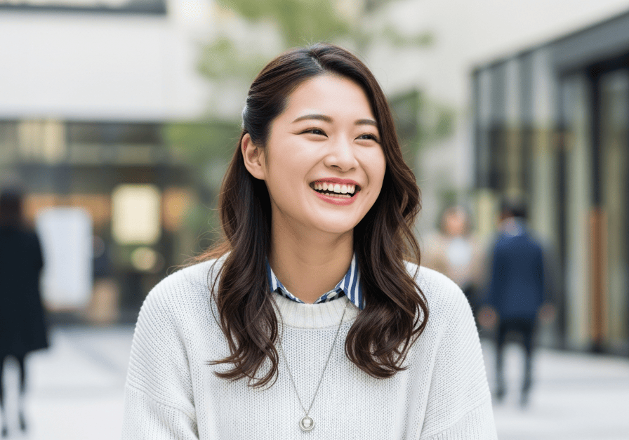 彼氏が出来て笑みがこぼれる専門学校に通う女性