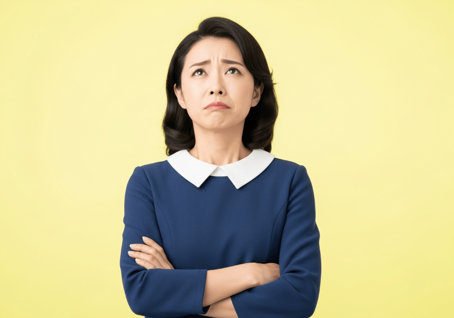 上目遣いで悩む女性